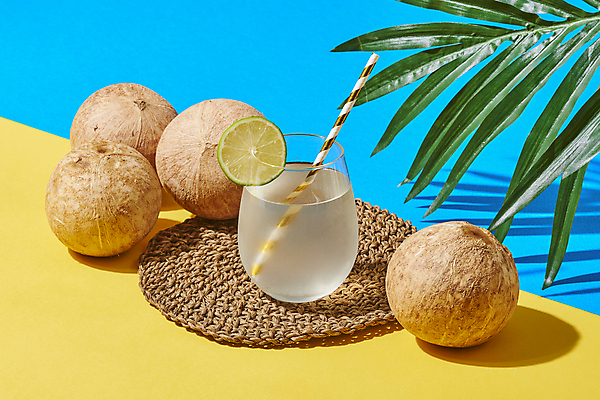 포토 JPG 스튜디오촬영 잔 실내 빨대 사람없음 열대과일 파란배경 라임 코코넛 야자수잎 노란배경 코코넛주스 테이블매트 국내포토 식기 백그라운드 잎 과일 내부 파란색 노란색 주스 식탁보 파일형식