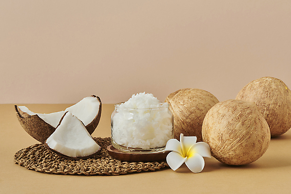 포토 JPG 스튜디오촬영 유리병 실내 사람없음 열대과일 담기 슬라이스 플루메리아 코코넛 코코넛오일 테이블매트 갈색배경 국내포토 꽃 백그라운드 과일 모션 병_용기 내부 갈색 식탁보 오일_음식 파일형식