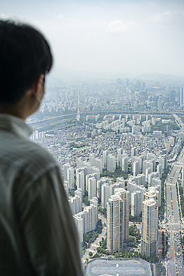 포토 JPG 주간 응시 남자 맨라이프 부동산 아파트 실내 한명 상반신 20대 성인 뒷모습 한국인 소프트포커스 부동산거래 부동산시장 부동산재테크 부동산정책 분양 아파트단지 아파트분양 성인남자한명만 전경 국내포토 자연요소 1 라이프스타일 시선 뷰포인트 주택 촬영기법 사람 동양인 풍경 청년 내부 시장 재산 재테크 정책 남자한명만 성인남자만 파일형식 탑뷰
