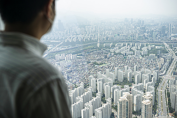 포토 JPG 주간 응시 남자 맨라이프 부동산 아파트 실내 한명 상반신 20대 성인 뒷모습 한국인 소프트포커스 부동산거래 부동산시장 부동산재테크 부동산정책 분양 아파트단지 아파트분양 성인남자한명만 전경 국내포토 자연요소 1 라이프스타일 시선 뷰포인트 주택 촬영기법 사람 동양인 풍경 청년 내부 시장 재산 재테크 정책 남자한명만 성인남자만 파일형식 탑뷰