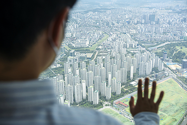 포토 JPG 주간 응시 남자 맨라이프 부동산 아파트 실내 한명 상반신 20대 성인 뒷모습 한국인 소프트포커스 부동산거래 손뻗기 부동산시장 부동산재테크 부동산정책 분양 아파트단지 아파트분양 성인남자한명만 전경 국내포토 자연요소 1 라이프스타일 시선 뷰포인트 모션 주택 촬영기법 사람 동양인 풍경 청년 내부 시장 재산 재테크 정책 남자한명만 성인남자만 파일형식 탑뷰