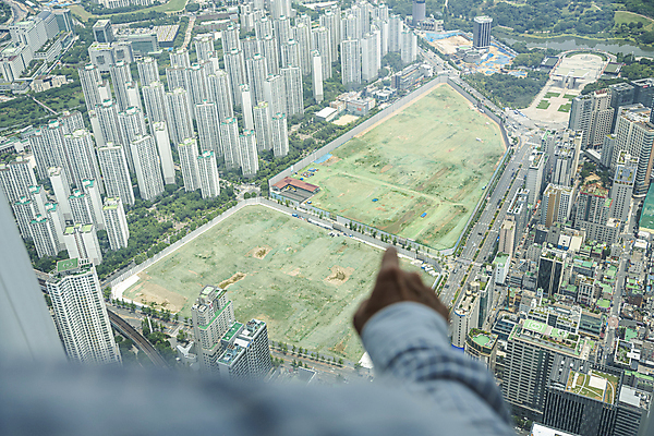 포토 JPG 주간 손 남자 맨라이프 부동산 아파트 실내 상반신 20대 성인 뒷모습 신체부위 한국인 가리킴 소프트포커스 부동산거래 부동산시장 부동산재테크 부동산정책 분양 아파트단지 아파트분양 성인남자한명만 전경 국내포토 자연요소 라이프스타일 뷰포인트 주택 촬영기법 사람 동양인 풍경 손짓 청년 내부 시장 재산 재테크 정책 남자한명만 성인남자만 파일형식 탑뷰