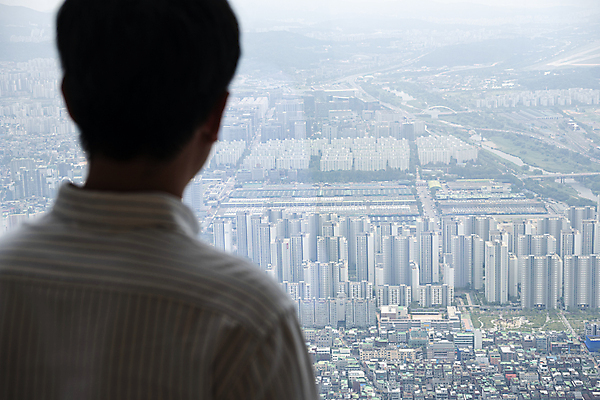 포토 JPG 주간 남자 맨라이프 부동산 아파트 실내 한명 상반신 20대 성인 뒷모습 한국인 부동산거래 부동산시장 부동산재테크 부동산정책 분양 아파트단지 아파트분양 성인남자한명만 전경 국내포토 자연요소 1 라이프스타일 뷰포인트 주택 사람 동양인 풍경 청년 내부 시장 재산 재테크 정책 남자한명만 성인남자만 파일형식 탑뷰