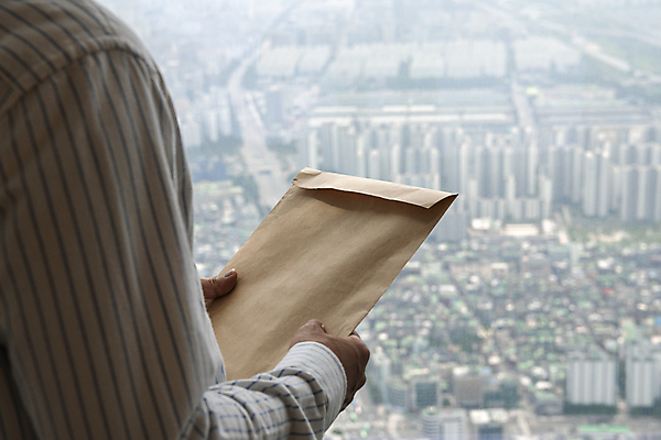 포토 JPG 주간 남자 맨라이프 부동산 서류봉투 아파트 실내 한명 들기 상반신 20대 성인 뒷모습 한국인 부동산거래 부동산시장 부동산재테크 부동산정책 분양 아파트분양 성인남자한명만 전경 주택대출 국내포토 자연요소 1 라이프스타일 뷰포인트 모션 봉투 주택 사람 동양인 풍경 청년 내부 시장 재산 재테크 대출 정책 남자한명만 성인남자만 파일형식 탑뷰