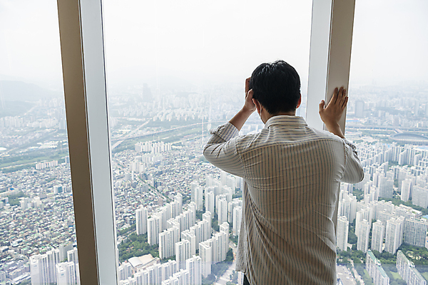 포토 JPG 주간 남자 맨라이프 부동산 아파트 실내 한명 상반신 20대 성인 뒷모습 한국인 좌절 창가 부동산거래 부동산시장 부동산재테크 부동산정책 분양 아파트분양 손짚기 성인남자한명만 전경 국내포토 자연요소 1 라이프스타일 감정 뷰포인트 컨셉 창문 주택 사람 동양인 풍경 손짓 청년 내부 시장 재산 재테크 정책 남자한명만 성인남자만 파일형식 탑뷰