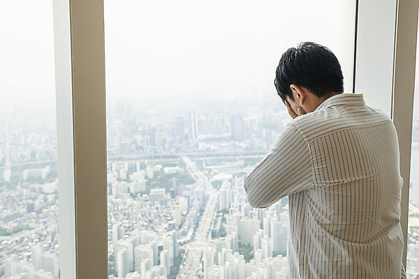포토 JPG 주간 남자 맨라이프 부동산 아파트 실내 한명 상반신 20대 성인 뒷모습 한국인 좌절 창가 부동산거래 얼굴가리기 부동산시장 부동산재테크 부동산정책 분양 아파트분양 성인남자한명만 전경 국내포토 자연요소 1 라이프스타일 감정 뷰포인트 컨셉 창문 주택 사람 동양인 풍경 청년 내부 가림 시장 재산 재테크 정책 남자한명만 성인남자만 파일형식 탑뷰