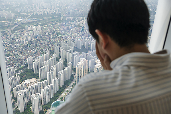 포토 JPG 주간 남자 맨라이프 부동산 아파트 실내 한명 상반신 20대 성인 뒷모습 한국인 좌절 부동산거래 얼굴가리기 부동산시장 부동산재테크 부동산정책 분양 아파트분양 성인남자한명만 전경 국내포토 자연요소 1 라이프스타일 감정 뷰포인트 컨셉 주택 사람 동양인 풍경 청년 내부 가림 시장 재산 재테크 정책 남자한명만 성인남자만 파일형식 탑뷰