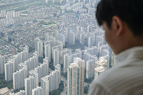 포토 JPG 주간 응시 남자 맨라이프 부동산 아파트 실내 한명 상반신 20대 성인 뒷모습 한국인 소프트포커스 부동산거래 부동산시장 부동산재테크 부동산정책 분양 아파트단지 아파트분양 성인남자한명만 전경 국내포토 자연요소 1 라이프스타일 시선 뷰포인트 주택 촬영기법 사람 동양인 풍경 청년 내부 시장 재산 재테크 정책 남자한명만 성인남자만 파일형식 탑뷰