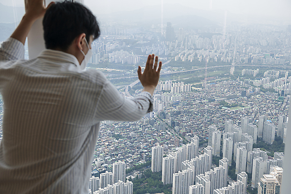 포토 JPG 주간 응시 남자 맨라이프 부동산 아파트 실내 한명 상반신 20대 성인 뒷모습 한국인 좌절 부동산거래 부동산시장 부동산재테크 부동산정책 분양 아파트분양 손짚기 성인남자한명만 전경 국내포토 자연요소 1 라이프스타일 시선 감정 뷰포인트 컨셉 주택 사람 동양인 풍경 손짓 청년 내부 시장 재산 재테크 정책 남자한명만 성인남자만 파일형식 탑뷰