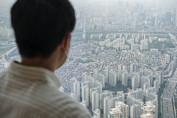 포토 JPG 주간 응시 남자 맨라이프 부동산 아파트 실내 한명 상반신 20대 성인 뒷모습 한국인 소프트포커스 부동산거래 부동산시장 부동산재테크 부동산정책 분양 아파트단지 아파트분양 성인남자한명만 전경 국내포토 자연요소 1 라이프스타일 시선 뷰포인트 주택 촬영기법 사람 동양인 풍경 청년 내부 시장 재산 재테크 정책 남자한명만 성인남자만 파일형식 탑뷰