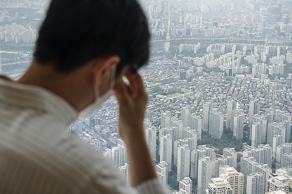 포토 JPG 주간 응시 남자 맨라이프 부동산 아파트 실내 한명 상반신 20대 성인 뒷모습 한국인 좌절 소프트포커스 부동산거래 부동산시장 부동산재테크 부동산정책 분양 아파트단지 아파트분양 손짚기 성인남자한명만 전경 국내포토 자연요소 1 라이프스타일 시선 감정 뷰포인트 컨셉 주택 촬영기법 사람 동양인 풍경 손짓 청년 내부 시장 재산 재테크 정책 남자한명만 성인남자만 파일형식 탑뷰