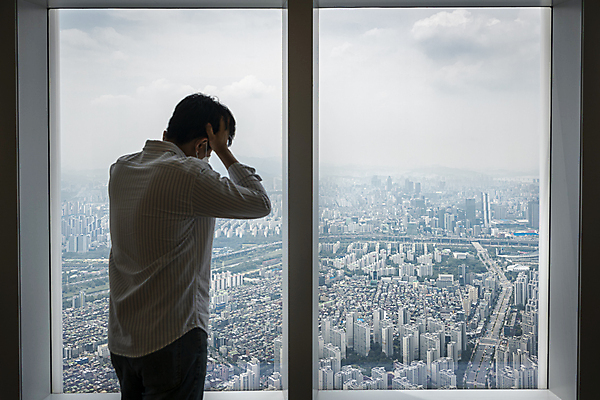 포토 JPG 주간 응시 남자 맨라이프 부동산 아파트 실내 한명 상반신 20대 성인 뒷모습 한국인 좌절 창가 부동산거래 감싸기 부동산시장 부동산재테크 부동산정책 분양 아파트분양 성인남자한명만 전경 국내포토 자연요소 1 라이프스타일 시선 감정 뷰포인트 컨셉 창문 모션 주택 사람 동양인 풍경 청년 내부 시장 재산 재테크 정책 남자한명만 성인남자만 파일형식 탑뷰
