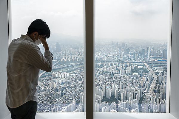 포토 JPG 주간 남자 맨라이프 부동산 아파트 실내 마스크 한명 상반신 20대 성인 옆모습 한국인 눈가림 좌절 창가 부동산거래 부동산시장 부동산재테크 부동산정책 분양 아파트분양 성인남자한명만 전경 국내포토 자연요소 1 라이프스타일 감정 뷰포인트 컨셉 창문 주택 사람 동양인 풍경 청년 내부 가림 시장 재산 재테크 정책 남자한명만 성인남자만 파일형식 탑뷰