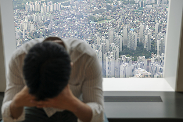 포토 JPG 주간 남자 맨라이프 부동산 아파트 실내 한명 상반신 20대 성인 앞모습 한국인 눈가림 좌절 소프트포커스 창가 부동산거래 웅크림 부동산시장 부동산재테크 부동산정책 분양 아파트분양 성인남자한명만 국내포토 자연요소 1 라이프스타일 감정 뷰포인트 컨셉 창문 모션 주택 촬영기법 사람 동양인 청년 내부 가림 시장 재산 재테크 정책 남자한명만 성인남자만 파일형식