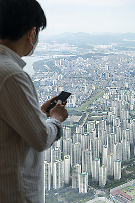 포토 JPG 주간 남자 맨라이프 부동산 아파트 실내 한명 들기 상반신 20대 성인 옆모습 스마트폰 한국인 시세 검색 부동산거래 부동산가격 부동산시장 부동산재테크 분양 아파트분양 성인남자한명만 전경 국내포토 자연요소 1 라이프스타일 뷰포인트 모션 주택 사람 동양인 풍경 청년 내부 금융 핸드폰 스마트기기 시장 재산 재테크 남자한명만 성인남자만 파일형식 탑뷰