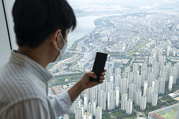 포토 JPG 주간 남자 맨라이프 부동산 아파트 실내 한명 들기 상반신 20대 성인 옆모습 스마트폰 한국인 시세 창가 검색 부동산거래 부동산가격 부동산시장 부동산재테크 분양 아파트분양 성인남자한명만 전경 국내포토 자연요소 1 라이프스타일 뷰포인트 창문 모션 주택 사람 동양인 풍경 청년 내부 금융 핸드폰 스마트기기 시장 재산 재테크 남자한명만 성인남자만 파일형식 탑뷰