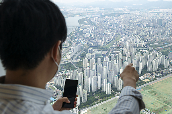 포토 JPG 주간 남자 맨라이프 부동산 아파트 실내 한명 들기 상반신 20대 성인 뒷모습 스마트폰 한국인 가리킴 시세 검색 부동산거래 부동산가격 부동산시장 부동산재테크 분양 아파트분양 성인남자한명만 전경 국내포토 자연요소 1 라이프스타일 뷰포인트 모션 주택 사람 동양인 풍경 손짓 청년 내부 금융 핸드폰 스마트기기 시장 재산 재테크 남자한명만 성인남자만 파일형식 탑뷰