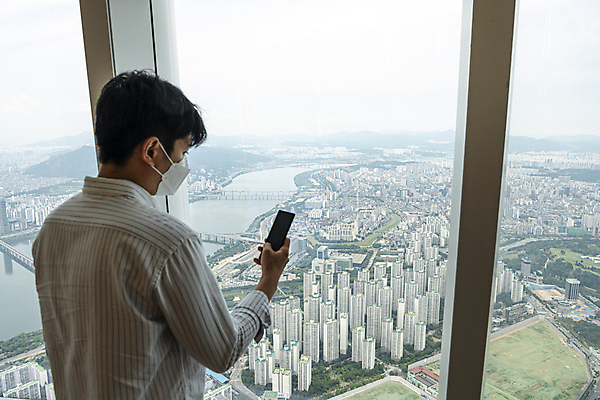 포토 JPG 주간 남자 맨라이프 부동산 아파트 실내 한명 들기 상반신 20대 성인 뒷모습 스마트폰 한국인 시세 창가 검색 부동산거래 부동산가격 부동산시장 부동산재테크 부동산정책 분양 아파트분양 성인남자한명만 전경 국내포토 자연요소 1 라이프스타일 뷰포인트 창문 모션 주택 사람 동양인 풍경 청년 내부 금융 핸드폰 스마트기기 시장 재산 재테크 정책 남자한명만 성인남자만 파일형식 탑뷰