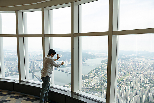포토 JPG 주간 전신 응시 남자 맨라이프 부동산 아파트 주택 실내 한명 20대 성인 뒷모습 한국인 가리킴 창가 부동산거래 부동산시장 부동산재테크 부동산정책 분양 아파트분양 손짚기 성인남자한명만 전경 국내포토 자연요소 1 라이프스타일 시선 뷰포인트 창문 사람 동양인 풍경 손짓 청년 내부 건물 시장 재산 재테크 정책 남자한명만 성인남자만 파일형식 탑뷰
