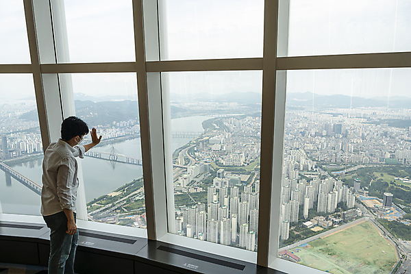 포토 JPG 주간 응시 남자 맨라이프 부동산 아파트 실내 한명 상반신 20대 성인 뒷모습 한국인 창가 부동산거래 부동산시장 부동산재테크 부동산정책 분양 아파트분양 손짚기 성인남자한명만 전경 국내포토 자연요소 1 라이프스타일 시선 뷰포인트 창문 주택 사람 동양인 풍경 손짓 청년 내부 시장 재산 재테크 정책 남자한명만 성인남자만 파일형식 탑뷰