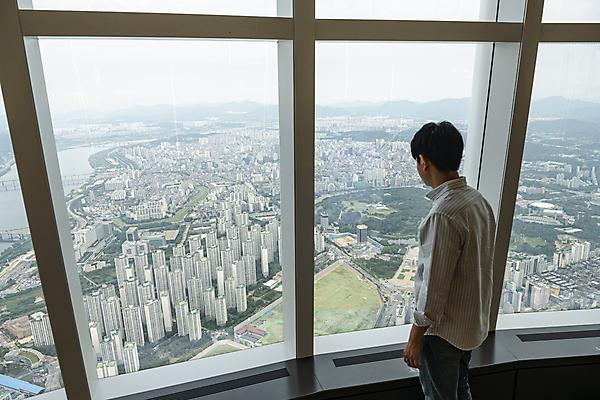 포토 JPG 주간 응시 남자 맨라이프 부동산 아파트 실내 한명 상반신 20대 성인 뒷모습 한국인 창가 부동산거래 부동산시장 부동산재테크 부동산정책 분양 아파트분양 성인남자한명만 전경 국내포토 자연요소 1 라이프스타일 시선 뷰포인트 창문 주택 사람 동양인 풍경 청년 내부 시장 재산 재테크 정책 남자한명만 성인남자만 파일형식 탑뷰