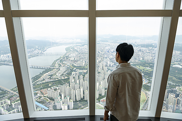 포토 JPG 주간 응시 남자 맨라이프 부동산 아파트 실내 한명 상반신 20대 성인 뒷모습 한국인 창가 부동산거래 부동산시장 부동산재테크 부동산정책 분양 아파트분양 성인남자한명만 전경 국내포토 자연요소 1 라이프스타일 시선 뷰포인트 창문 주택 사람 동양인 풍경 청년 내부 시장 재산 재테크 정책 남자한명만 성인남자만 파일형식 탑뷰