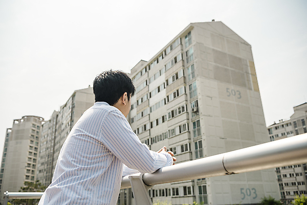 포토 JPG 주간 응시 남자 로우앵글 맨라이프 부동산 아파트 한명 상반신 20대 성인 야외 옆모습 기댐 한국인 부동산거래 부동산시장 부동산재테크 부동산정책 분양 아파트단지 아파트분양 성인남자한명만 국내포토 자연요소 1 라이프스타일 시선 뷰포인트 모션 주택 사람 동양인 청년 시장 재산 재테크 정책 남자한명만 성인남자만 파일형식
