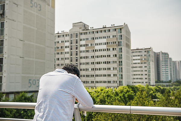 포토 JPG 주간 남자 맨라이프 부동산 아파트 고개숙이기 한명 상반신 20대 성인 야외 뒷모습 한국인 좌절 부동산거래 부동산시장 부동산재테크 부동산정책 분양 아파트단지 아파트분양 성인남자한명만 국내포토 자연요소 1 라이프스타일 감정 뷰포인트 컨셉 주택 숙이기 사람 동양인 청년 시장 재산 재테크 정책 남자한명만 성인남자만 파일형식