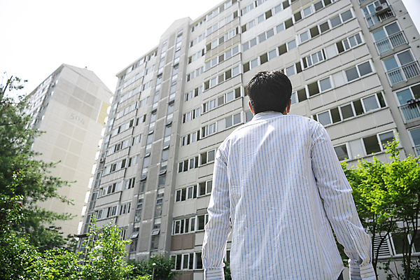 포토 JPG 주간 남자 로우앵글 맨라이프 부동산 아파트 한명 서기 상반신 20대 성인 야외 뒷모습 한국인 부동산거래 부동산시장 부동산재테크 부동산정책 분양 아파트단지 아파트분양 성인남자한명만 국내포토 자연요소 1 라이프스타일 뷰포인트 모션 주택 사람 동양인 청년 시장 재산 재테크 정책 남자한명만 성인남자만 파일형식