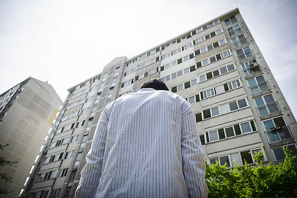 포토 JPG 주간 남자 로우앵글 맨라이프 부동산 아파트 한명 서기 상반신 20대 성인 야외 뒷모습 한국인 좌절 부동산거래 부동산시장 부동산재테크 부동산정책 분양 아파트단지 아파트분양 성인남자한명만 국내포토 자연요소 1 라이프스타일 감정 뷰포인트 컨셉 모션 주택 사람 동양인 청년 시장 재산 재테크 정책 남자한명만 성인남자만 파일형식