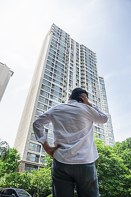 포토 JPG 주간 남자 로우앵글 맨라이프 허리손 부동산 아파트 한명 상반신 20대 성인 야외 뒷모습 한국인 좌절 부동산거래 부동산시장 부동산재테크 부동산정책 분양 아파트단지 아파트분양 성인남자한명만 머리긁기 국내포토 자연요소 1 라이프스타일 감정 뷰포인트 포즈 컨셉 주택 사람 동양인 청년 시장 재산 재테크 정책 남자한명만 성인남자만 파일형식 긁기