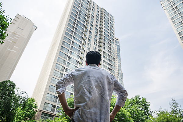 포토 JPG 주간 남자 로우앵글 맨라이프 허리손 부동산 아파트 한명 상반신 20대 성인 야외 뒷모습 한국인 좌절 부동산거래 부동산시장 부동산재테크 부동산정책 분양 아파트단지 아파트분양 성인남자한명만 국내포토 자연요소 1 라이프스타일 감정 뷰포인트 포즈 컨셉 주택 사람 동양인 청년 시장 재산 재테크 정책 남자한명만 성인남자만 파일형식