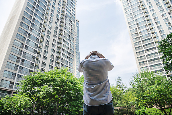 포토 JPG 주간 남자 로우앵글 맨라이프 부동산 아파트 한명 상반신 20대 성인 야외 뒷모습 한국인 좌절 부동산거래 감싸기 부동산시장 부동산재테크 부동산정책 분양 아파트단지 아파트분양 성인남자한명만 국내포토 자연요소 1 라이프스타일 감정 뷰포인트 컨셉 모션 주택 사람 동양인 청년 시장 재산 재테크 정책 남자한명만 성인남자만 파일형식