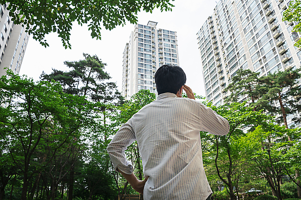 포토 JPG 주간 남자 로우앵글 맨라이프 허리손 부동산 아파트 한명 상반신 20대 성인 야외 뒷모습 한국인 좌절 부동산거래 부동산시장 부동산재테크 부동산정책 분양 아파트단지 아파트분양 성인남자한명만 국내포토 자연요소 1 라이프스타일 감정 뷰포인트 포즈 컨셉 주택 사람 동양인 청년 시장 재산 재테크 정책 남자한명만 성인남자만 파일형식