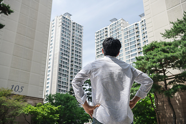 포토 JPG 주간 남자 로우앵글 맨라이프 허리손 부동산 아파트 한명 상반신 20대 성인 야외 뒷모습 한국인 좌절 부동산거래 부동산시장 부동산재테크 부동산정책 분양 아파트단지 아파트분양 성인남자한명만 국내포토 자연요소 1 라이프스타일 감정 뷰포인트 포즈 컨셉 주택 사람 동양인 청년 시장 재산 재테크 정책 남자한명만 성인남자만 파일형식