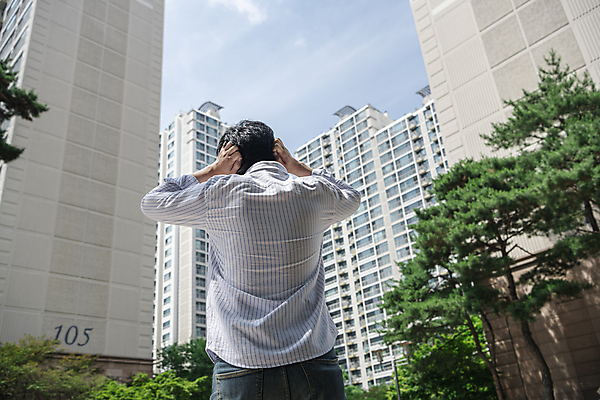 포토 JPG 주간 남자 로우앵글 맨라이프 부동산 아파트 한명 상반신 20대 성인 야외 뒷모습 손들기 한국인 좌절 부동산거래 부동산시장 부동산재테크 부동산정책 분양 아파트단지 아파트분양 성인남자한명만 국내포토 자연요소 1 라이프스타일 감정 뷰포인트 컨셉 모션 주택 사람 동양인 청년 시장 재산 재테크 정책 남자한명만 성인남자만 파일형식