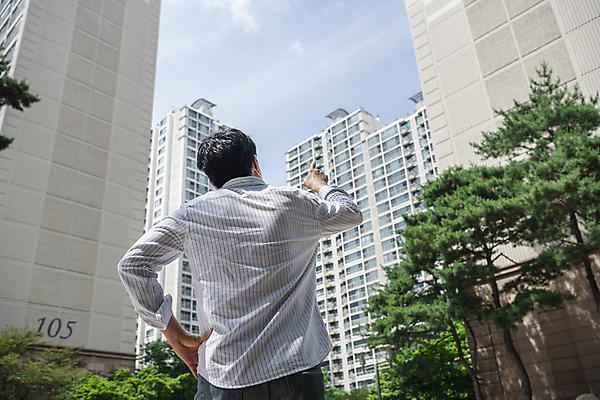 포토 JPG 주간 남자 로우앵글 맨라이프 허리손 부동산 아파트 한명 상반신 20대 성인 야외 뒷모습 한국인 가리킴 좌절 부동산거래 부동산시장 부동산재테크 부동산정책 분양 아파트단지 아파트분양 성인남자한명만 국내포토 자연요소 1 라이프스타일 감정 뷰포인트 포즈 컨셉 주택 사람 동양인 손짓 청년 시장 재산 재테크 정책 남자한명만 성인남자만 파일형식