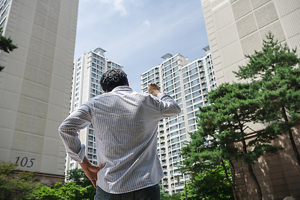 포토 JPG 주간 남자 로우앵글 맨라이프 허리손 부동산 아파트 한명 상반신 20대 성인 야외 뒷모습 한국인 좌절 부동산거래 부동산시장 부동산재테크 부동산정책 분양 아파트단지 아파트분양 성인남자한명만 국내포토 자연요소 1 라이프스타일 감정 뷰포인트 포즈 컨셉 주택 사람 동양인 청년 시장 재산 재테크 정책 남자한명만 성인남자만 파일형식