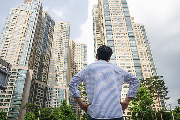 포토 JPG 주간 남자 로우앵글 맨라이프 허리손 부동산 아파트 한명 상반신 20대 성인 야외 뒷모습 한국인 좌절 부동산거래 부동산시장 부동산재테크 부동산정책 분양 아파트단지 아파트분양 성인남자한명만 국내포토 자연요소 1 라이프스타일 감정 뷰포인트 포즈 컨셉 주택 사람 동양인 청년 시장 재산 재테크 정책 남자한명만 성인남자만 파일형식