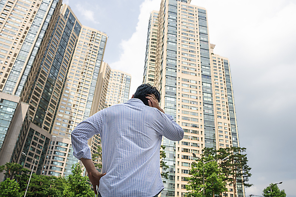 포토 JPG 주간 남자 로우앵글 맨라이프 허리손 부동산 아파트 한명 상반신 20대 성인 야외 뒷모습 한국인 좌절 부동산거래 부동산시장 부동산재테크 부동산정책 분양 아파트단지 아파트분양 성인남자한명만 머리긁기 국내포토 자연요소 1 라이프스타일 감정 뷰포인트 포즈 컨셉 주택 사람 동양인 청년 시장 재산 재테크 정책 남자한명만 성인남자만 파일형식 긁기