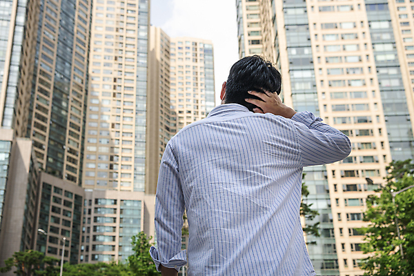 포토 JPG 주간 남자 로우앵글 맨라이프 부동산 아파트 한명 상반신 20대 성인 야외 뒷모습 손들기 한국인 좌절 부동산거래 부동산시장 부동산재테크 부동산정책 분양 아파트단지 아파트분양 성인남자한명만 국내포토 자연요소 1 라이프스타일 감정 뷰포인트 컨셉 모션 주택 사람 동양인 청년 시장 재산 재테크 정책 남자한명만 성인남자만 파일형식