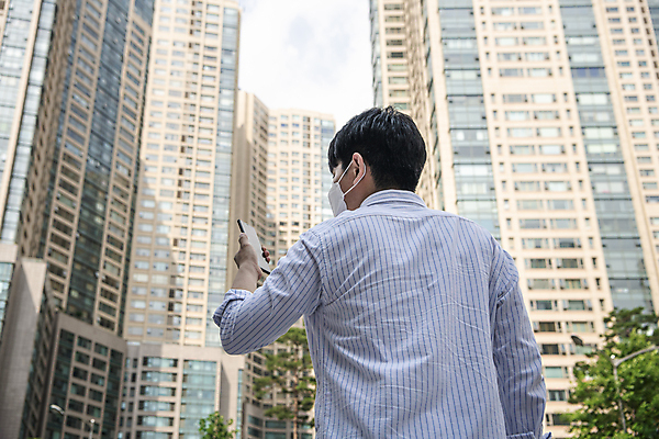 포토 JPG 주간 남자 로우앵글 맨라이프 부동산 아파트 마스크 한명 들기 상반신 20대 성인 야외 뒷모습 스마트폰 한국인 시세 검색 부동산거래 부동산가격 부동산시장 부동산재테크 분양 아파트단지 아파트분양 성인남자한명만 국내포토 자연요소 1 라이프스타일 뷰포인트 모션 주택 사람 동양인 청년 금융 핸드폰 스마트기기 시장 재산 재테크 남자한명만 성인남자만 파일형식