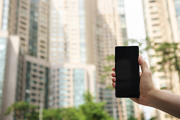 포토 JPG 주간 손 맨라이프 부동산 아파트 들기 야외 아웃포커스 신체부위 스마트폰 시세 검색 부동산거래 부동산가격 부동산시장 부동산재테크 부동산정책 분양 아파트단지 아파트분양 국내포토 자연요소 라이프스타일 남자 모션 주택 촬영기법 사람 금융 핸드폰 스마트기기 시장 재산 재테크 정책 파일형식