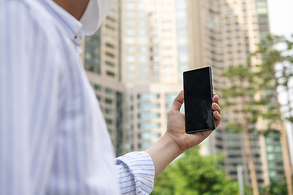 포토 JPG 주간 남자 맨라이프 부동산 아파트 한명 들기 상반신 20대 성인 야외 옆모습 아웃포커스 스마트폰 한국인 시세 검색 부동산거래 부동산가격 부동산시장 부동산재테크 부동산정책 분양 아파트단지 아파트분양 성인남자한명만 국내포토 자연요소 1 라이프스타일 뷰포인트 모션 주택 촬영기법 사람 동양인 청년 금융 핸드폰 스마트기기 시장 재산 재테크 정책 남자한명만 성인남자만 파일형식