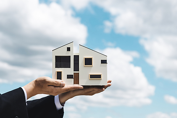 포토 JPG 주간 구름 손 하늘 부동산 주택 들기 야외 신체부위 건축모형 부동산거래 개발 부동산시장 부동산재테크 부동산정책 분양 아파트분양 국내포토 자연요소 모션 아파트 사람 건물 모형 시장 재산 재테크 정책 파일형식