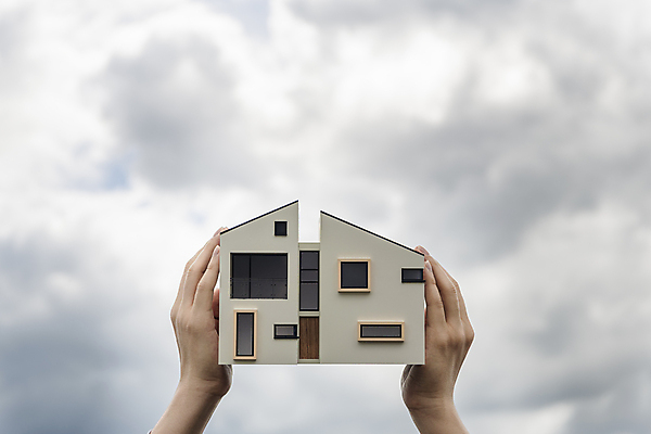 포토 JPG 주간 손 하늘 부동산 주택 들기 야외 신체부위 먹구름 건축모형 부동산거래 개발 부동산시장 부동산재테크 부동산정책 분양 아파트분양 위기 국내포토 자연요소 모션 아파트 사람 건물 모형 시장 재산 재테크 정책 파일형식 구름_자연