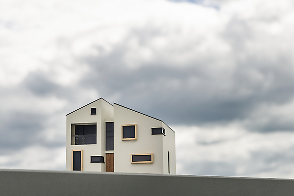 포토 JPG 주간 하늘 부동산 주택 사람없음 야외 먹구름 건축모형 부동산거래 개발 부동산시장 부동산재테크 부동산정책 분양 아파트분양 위기 국내포토 자연요소 아파트 건물 모형 시장 재산 재테크 정책 파일형식 구름_자연