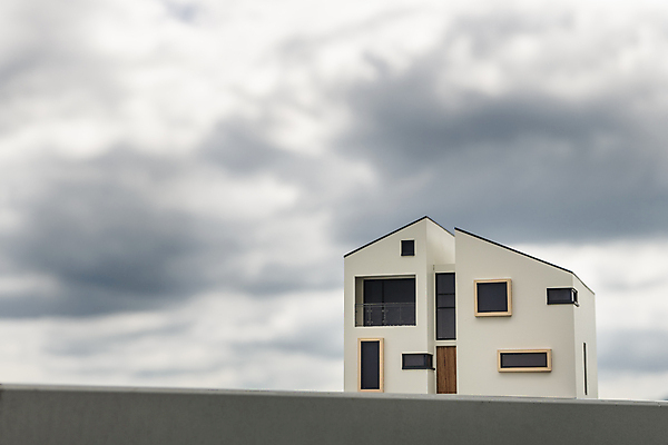 포토 JPG 주간 하늘 부동산 주택 사람없음 야외 먹구름 건축모형 부동산거래 개발 부동산시장 부동산재테크 부동산정책 분양 아파트분양 위기 국내포토 자연요소 아파트 건물 모형 시장 재산 재테크 정책 파일형식 구름_자연