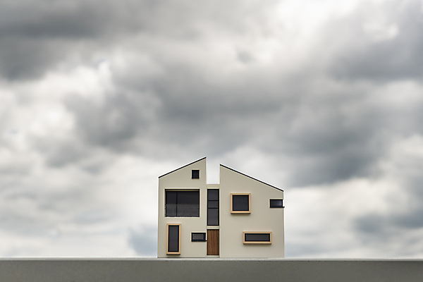 포토 JPG 주간 하늘 부동산 주택 사람없음 야외 먹구름 건축모형 부동산거래 개발 부동산시장 부동산재테크 부동산정책 분양 아파트분양 위기 국내포토 자연요소 아파트 건물 모형 시장 재산 재테크 정책 파일형식 구름_자연