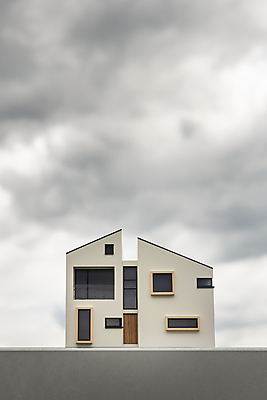 포토 JPG 주간 하늘 부동산 주택 사람없음 야외 먹구름 건축모형 부동산거래 개발 부동산시장 부동산재테크 부동산정책 분양 아파트분양 위기 국내포토 자연요소 아파트 건물 모형 시장 재산 재테크 정책 파일형식 구름_자연